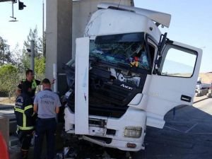 Gaziantep'te TIR beton direğe çaptı: 2 yaralı