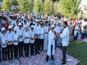 Çocuklardan tarihi mekânda namaz etkinliği