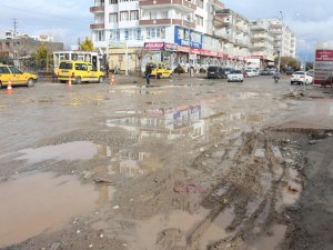 Kahta Devlet Hastanesinin girişi çamurdan geçilmiyor