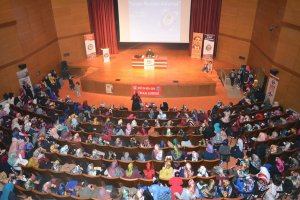 Emine Şenlikoğlu Batman'da konferans verdi