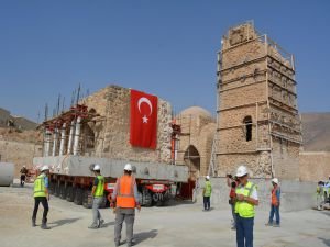 İmam Abdullah Zaviyesi'nin eyvan kısmı da taşındı