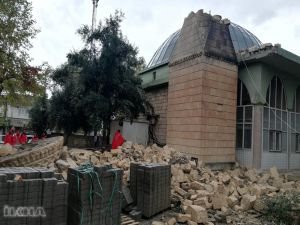 Adıyaman'da şiddetli rüzgar minareyi yıktı