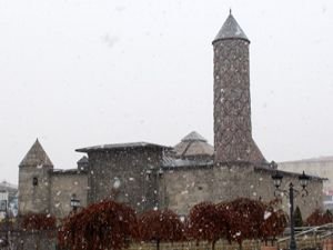 Her yerde bahar Erzurum'da kış