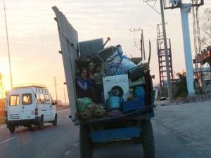 Göç mağduru ailelere yardımlar sürüyor