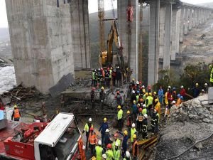 Beton bloğun altında kalan 3 işçinin cesedine ulaşıldı