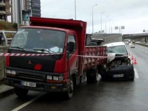 Mermer yükü kamyonet ile hafif ticari araç çarpıştı