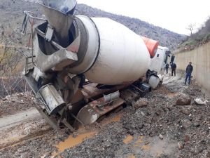 Önlem alınmadığı için TIR ve beton mikseri aynı çukura girdi