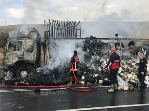 İplik yüklü TIR alev alev yandı