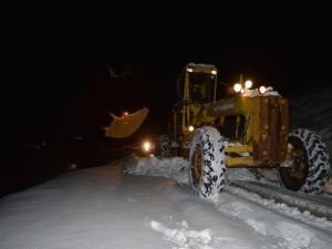 Bitlis’te kapalı 79 köy yolu için gece mesai yapıldı