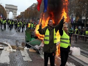 "Sarı Yelekliler" yine Paris sokaklarında