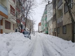 Yalnız yaşayan yaşlı evinde ölü bulundu