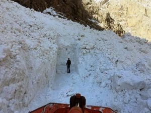 Çığ düşmesi sonucu kapanan yol açıldı