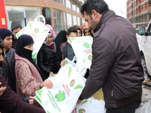 Bingöl'de halka bez torba dağıtıldı