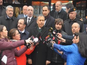 Vali Yerlikaya: Enkaz altında kalan bir kişiyle iletişim kuruldu
