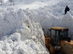 Çığ düşmesi sonucu kapanan yol açıldı