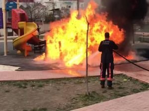 Çocuk parkını benzin dökerek yaktılar