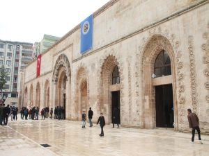 ​Bir dönem ahır olarak kullanılan cami ibadete açıldı