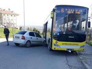 Otomobil halk otobüsünün altına girdi