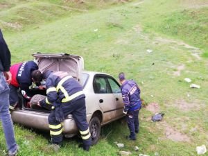 Araçta sıkışan sürücü kurtarıldı