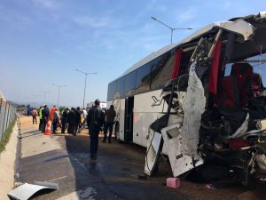 Yolcu otobüsü ile kamyon çarpıştı: 18 yaralı