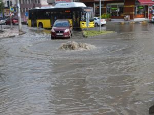 Aşırı yağış sonrası rögar kapakları taştı