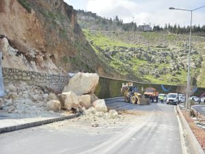 Dev kayalar karayoluna düştü