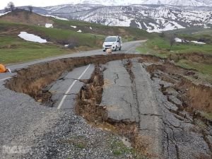 Muş'ta çöken yol tehlike oluşturuyor