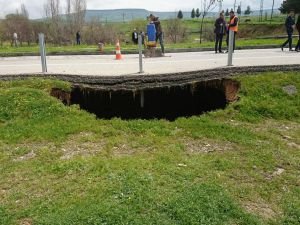 Karayolunda oluşan obruk görenleri şaşkına çevirdi