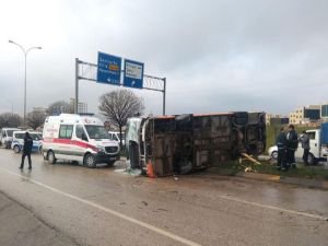 Şehir içi yolcu otobüsü devrildi: 19 yaralı