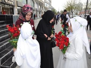 Batmanlılar pazar günü yapılacak etkinliğe gül ile davet edildi