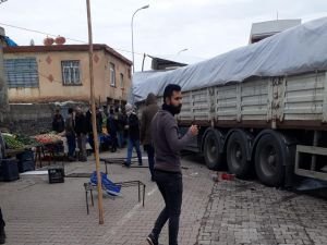 Freni boşalan TIR semt pazarına girdi