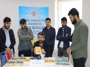 ​Yazarlar kitap fuarında okurlarıyla bir araya geldi