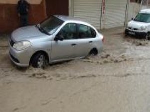 Diyarbakır'da dolu ve sağanak hayatı olumsuz etkiledi