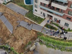 İstanbul'da istinat duvarı çöktü