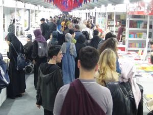 Sultanahmet'te açılan kitap fuarına yoğun ilgi