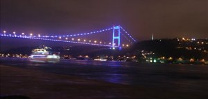 Otizme dikkatini çekmek için mavi ışıklar yandı