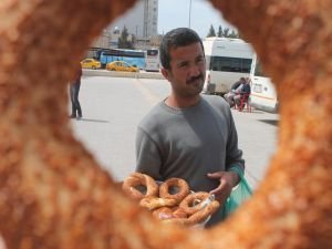 Simitle ailesini geçindiriyor
