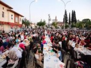 Vali Gül iftarda vatandaşlarla bir araya geldi