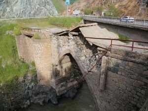 Yıkılma tehlikesi olan köprü trafiğe kapatıldı