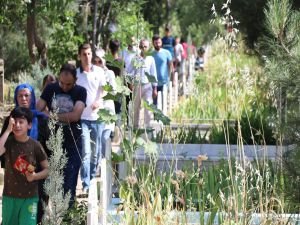 Mezarlıklara hüzünlü bayram ziyareti