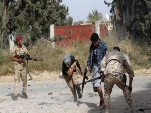 Hafter güçleri Trablus Havalimanı'na saldırdı