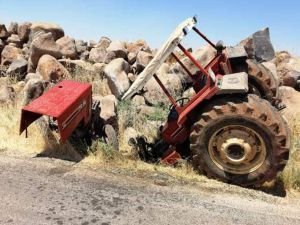 Kaza yapan traktör ikiye bölündü