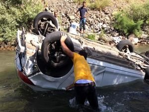 Otomobil çaya devrildi: Bir ölü, 2 yaralı