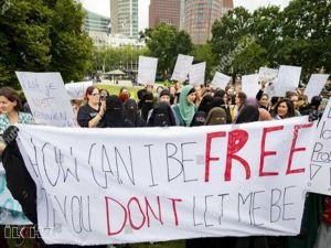 Hollanda'nın tessetür düşmanlığı protesto edildi