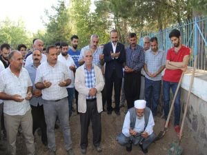 Sağlam kanaat önderinin cenazesine katıldı