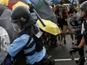 Hong Kong polisinden göstericilere müdahale