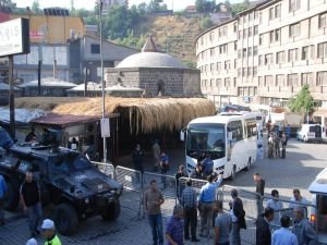 "Dere Üstü Islah Projesi" kapsamında iş yerleri polis eşliğinde boşaltılıyor