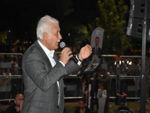 Nihat Hatipoğlu, vatandaşlardan namaz kılma sözünü aldı