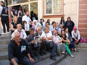Oturma eylemi yapan ailelere destek artıyor