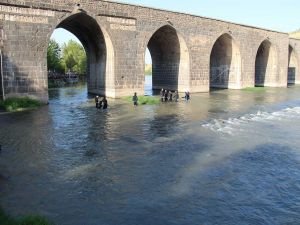 Dalgıçlar Dicle Nehri'ne "Sıfır Atık" dalışı yaptı